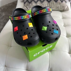 Crocs mens 7/womens 9 black multicolored
